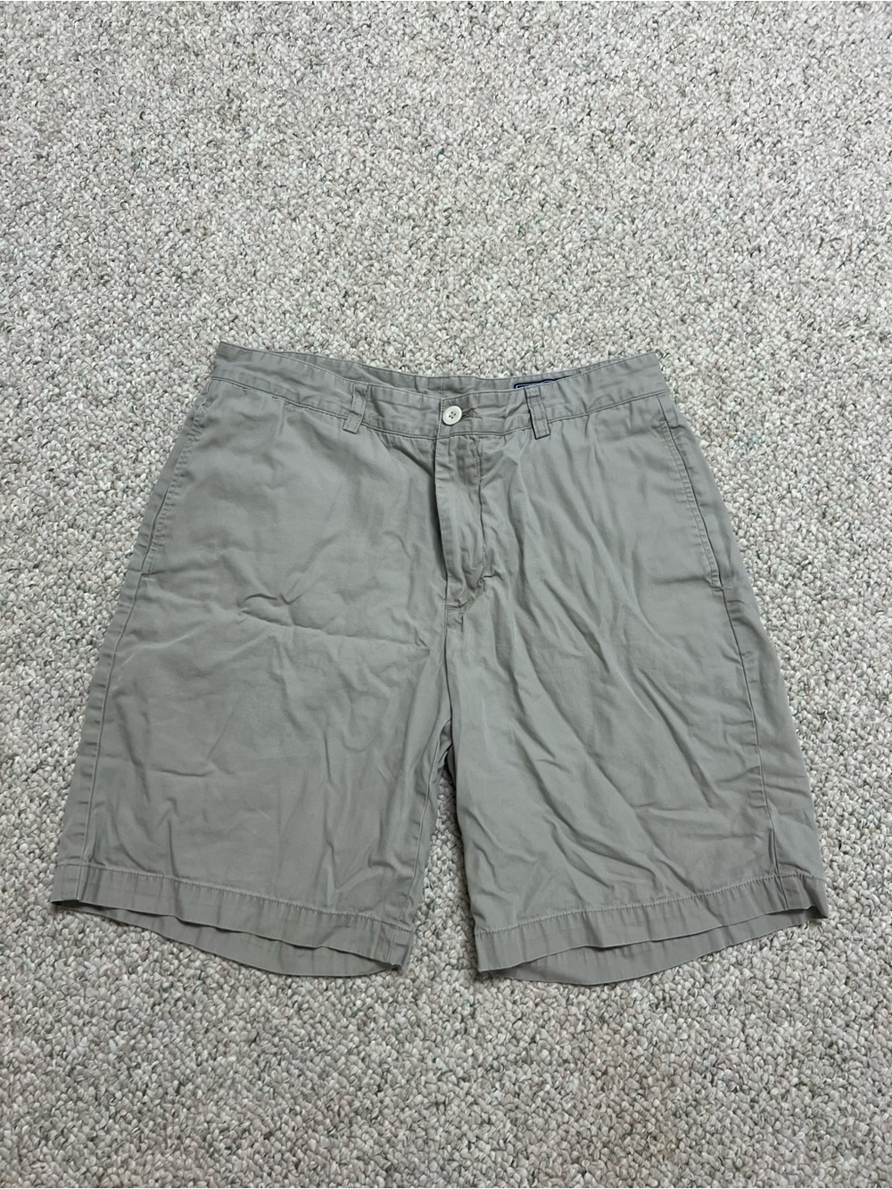 Vineyard Vines Men's Flat Front Shorts in Light Gray